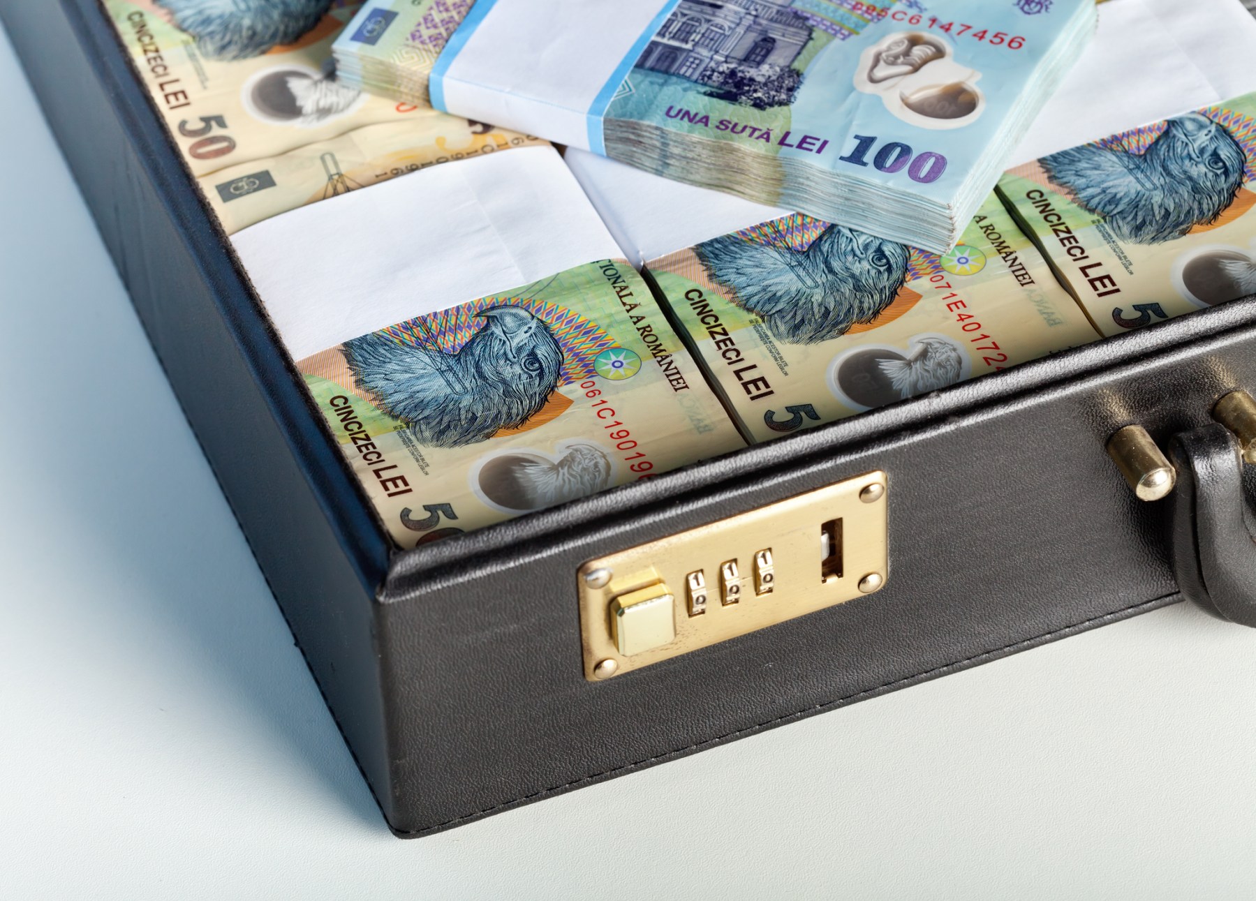 Administratorul a trei firme, acuzat că a pus la punct un „mecanism infracțional” timp de 11 ani și a păgubit statul cu aproape 800.000 EUR
