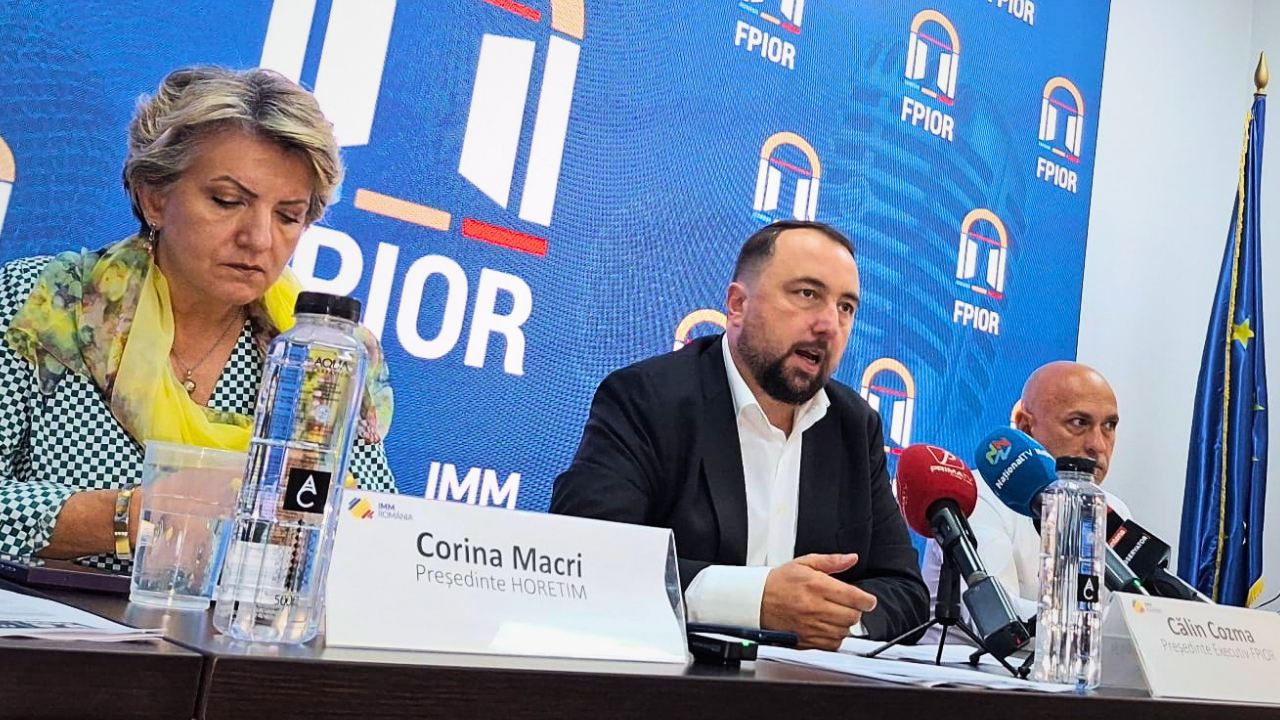 Corina Macri (stânga) și Călin Cozma (centru), FPIOR