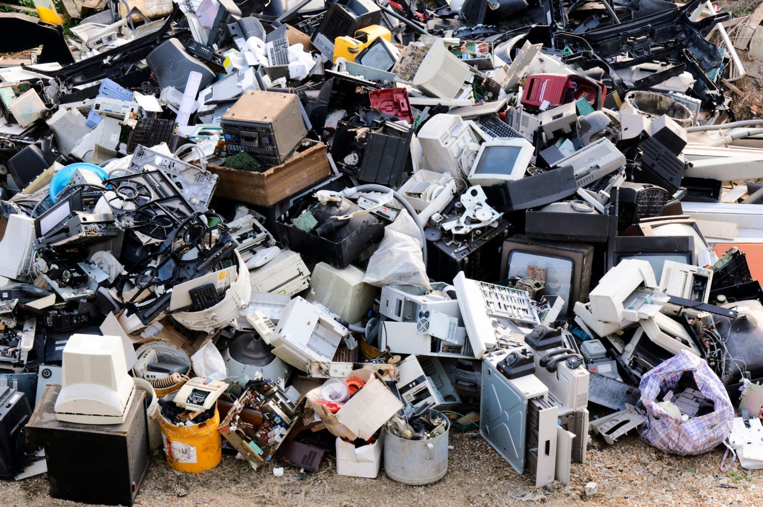 Tot mai puțini operatori pe piața deșeurilor electronice, după înăsprirea condițiilor de licențiere. Presiune pe costuri (Studiu)