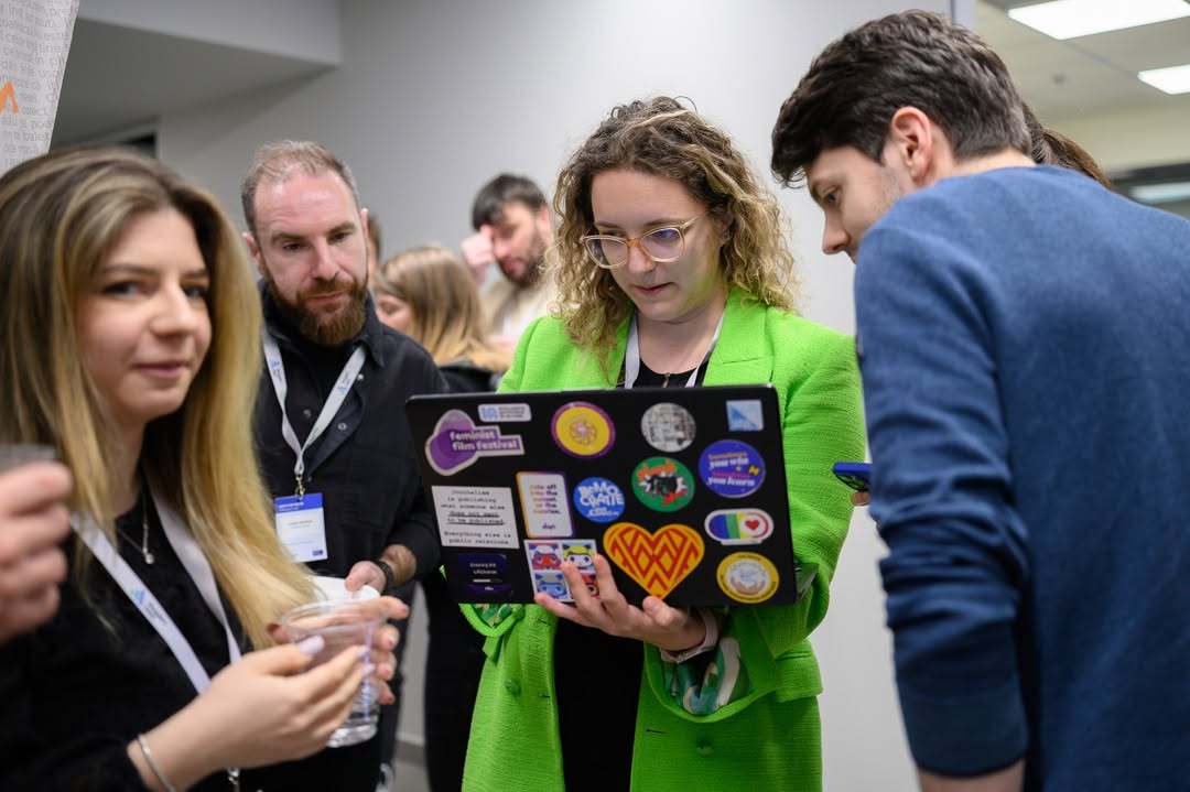 Înscrieri 2026: Program de digitalizare pentru ONG-urile românești, susținut de Fundația Orange