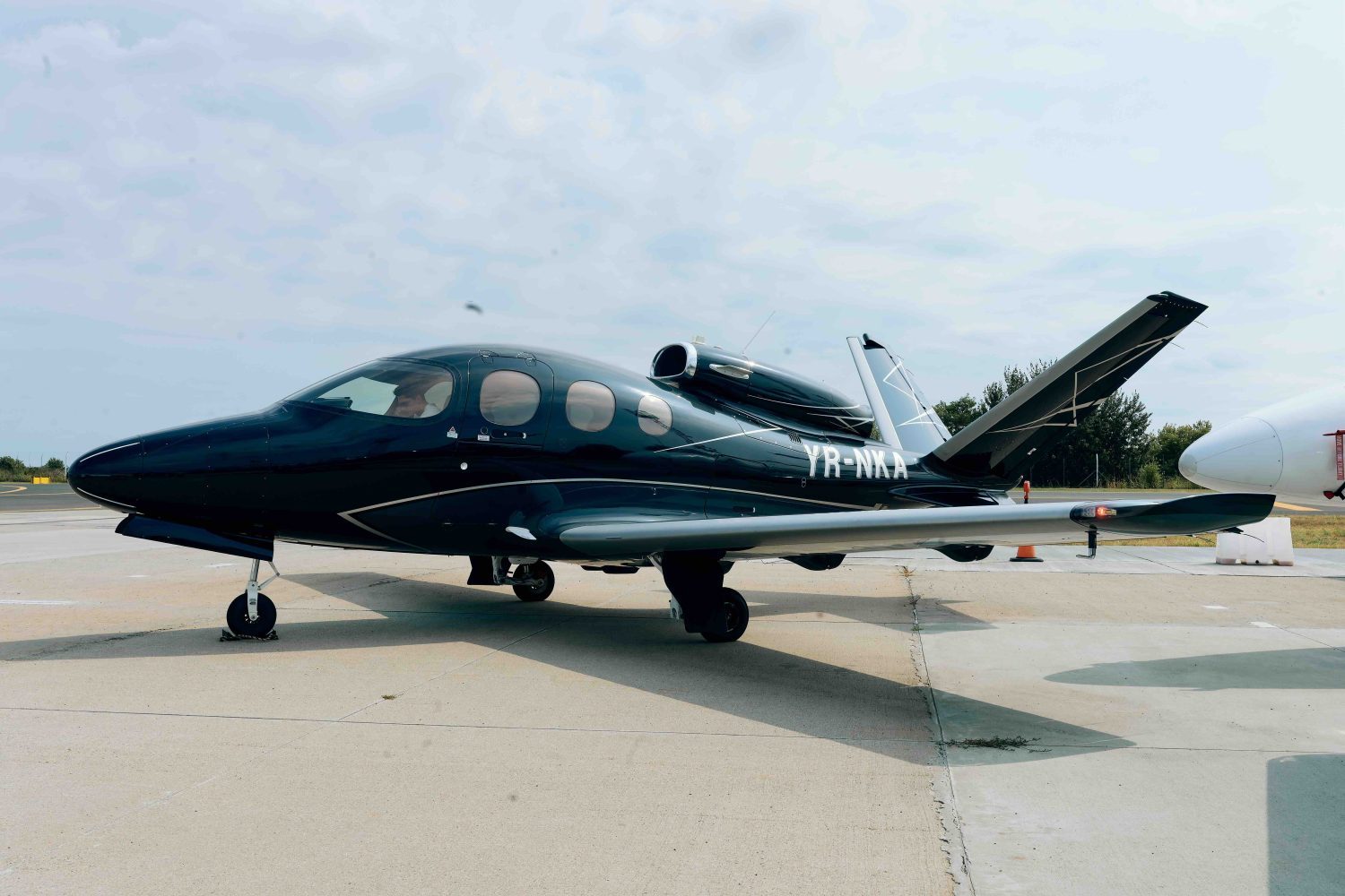 Un avion privat Cirrus Vision Jet SF50 G2+, cu numărul de înmatriculare YR-NKA, din flota administrată de compania românească My Jet, controlată de familia Vișoiu. Aeronava face parte din flota de opt avioane private pe care operatorul intenționează să o extindă la 14-15 în următorii trei ani./FOTO: MyJet