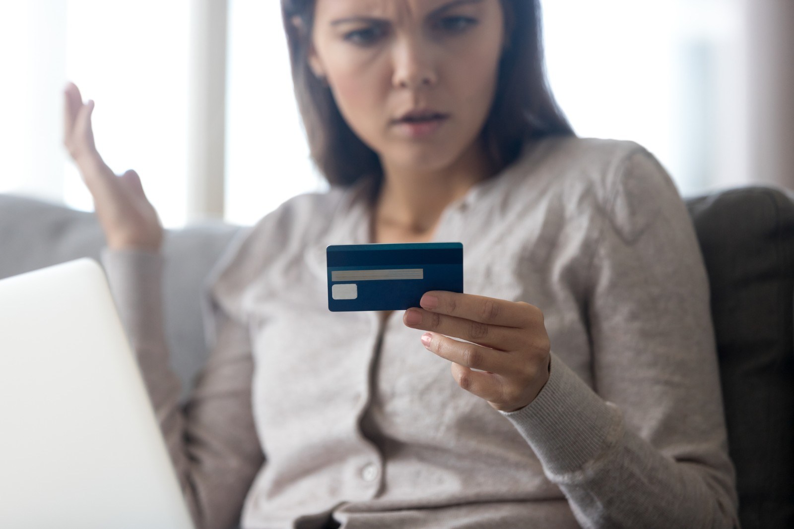 Recomandări pentru Black Friday 2026, de la DNSC, Poliție și ARB: Verificați ofertele, solicitările de plată și mesajele despre livrări