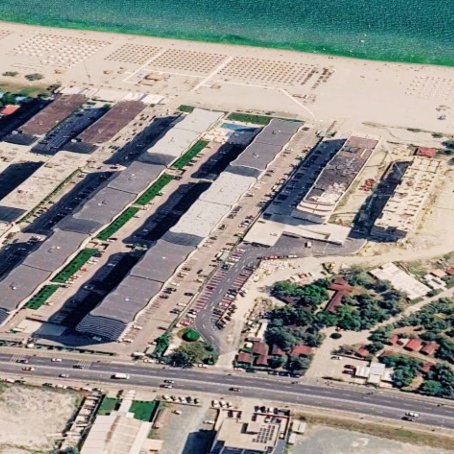 Păgubiții Nordis au decis să finalizeze pe banii lor un bloc de 13 etaje abandonat în Mamaia. Cum funcționează mecanismul financiar