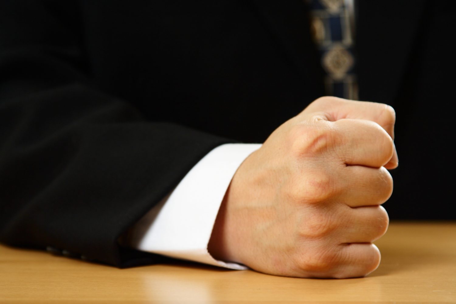 Antreprenorii ar putea fi obligați să-și ia avocați pentru încheierea contractelor. IMM România cere respingerea propunerii