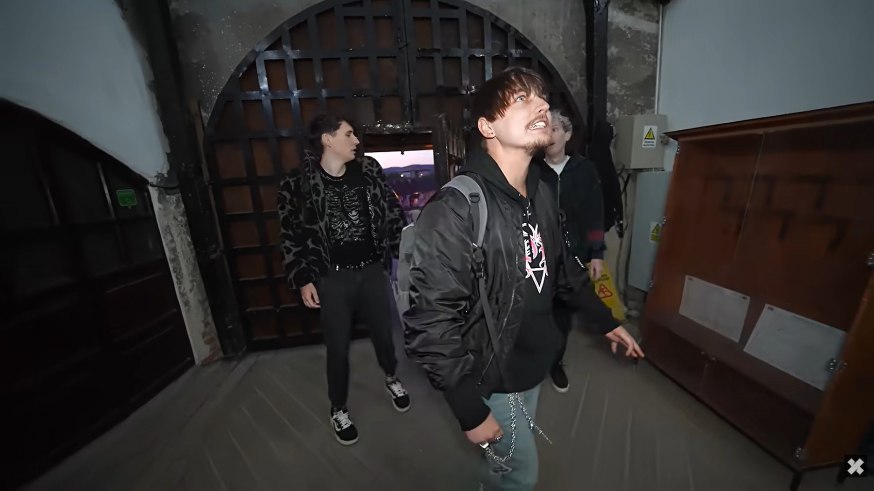 VIDEO Patru YouTuberi străini au petrecut o noapte într-un castel din România. Videoclipul a strâns peste 9 milioane vizualizări