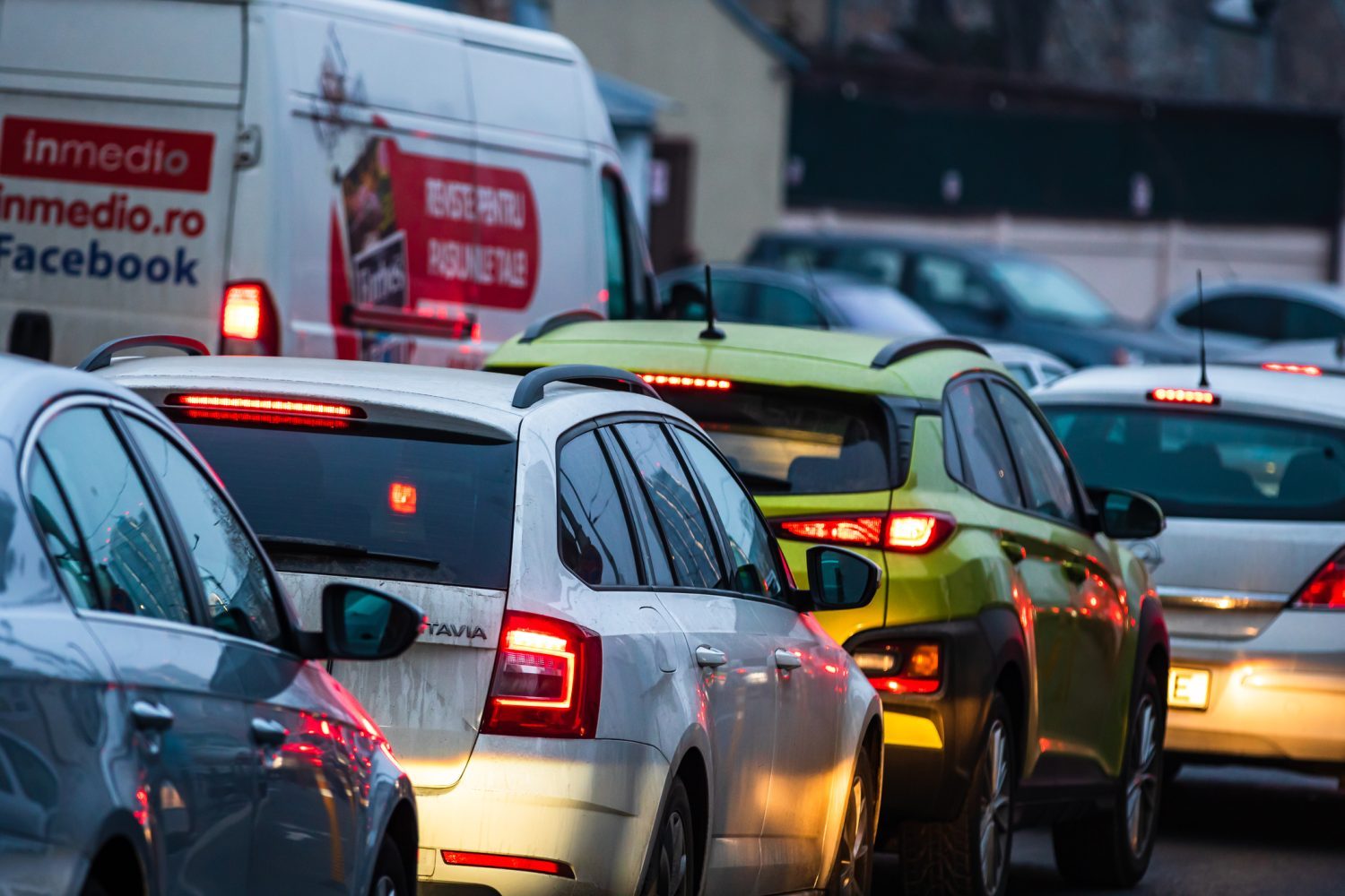 Casele într-o parte, locurile de muncă în alta. De ce pierdem ore din viață în traficul din București, indiferent că mergem cu mașina, autobuzul, metroul sau bicicleta (Studiu)
